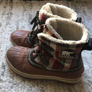 Waterproof cozy sorel boots